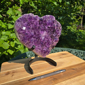 Amethyst Druse Amethyst Geode in Herzform mit Metallsockel 23x19x12cm - NR-18 auf Holzunterlage