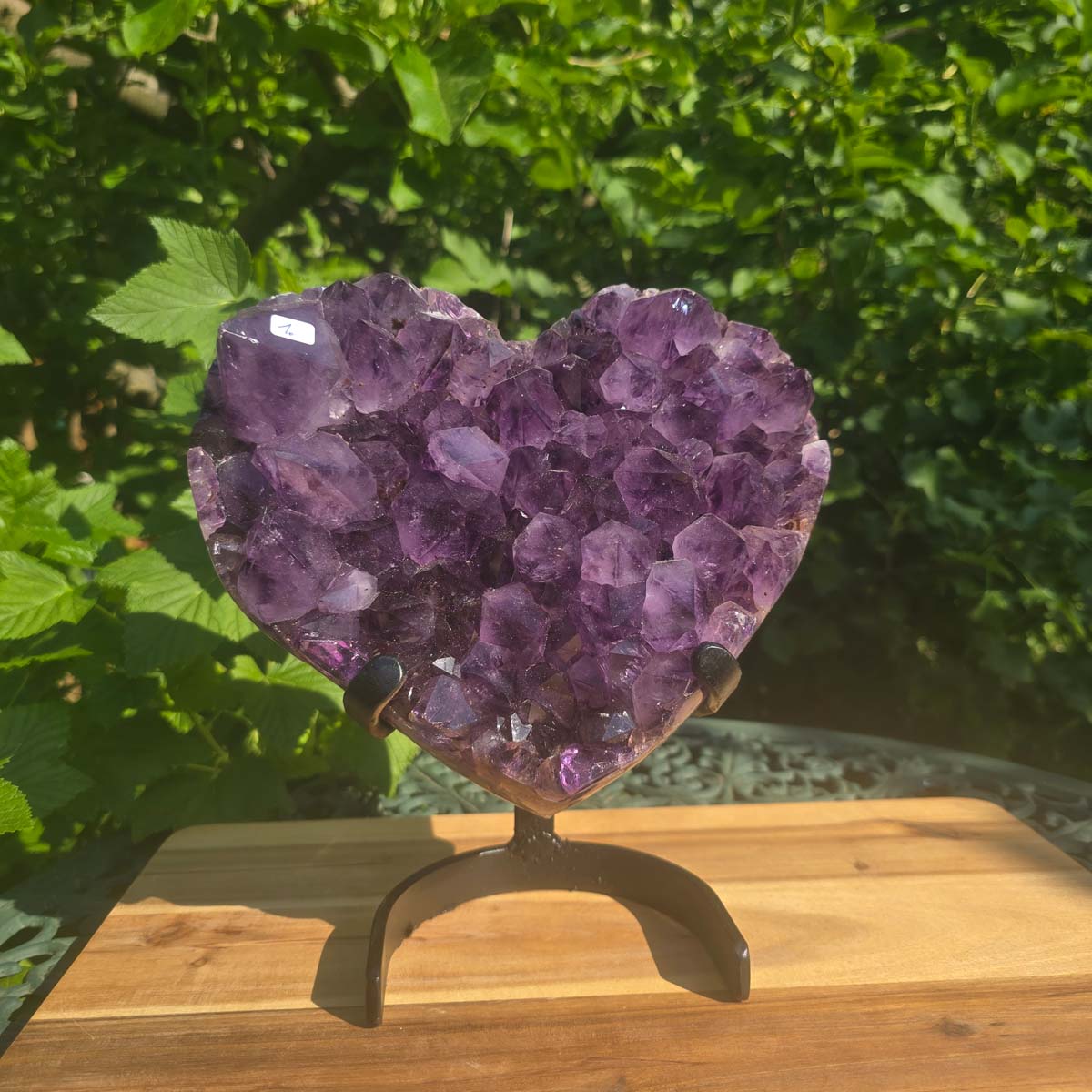 Amethyst Druse Amethyst Geode in Herzform mit Metallsockel 23x21x11cm - NR-1 auf schwarzem Halter