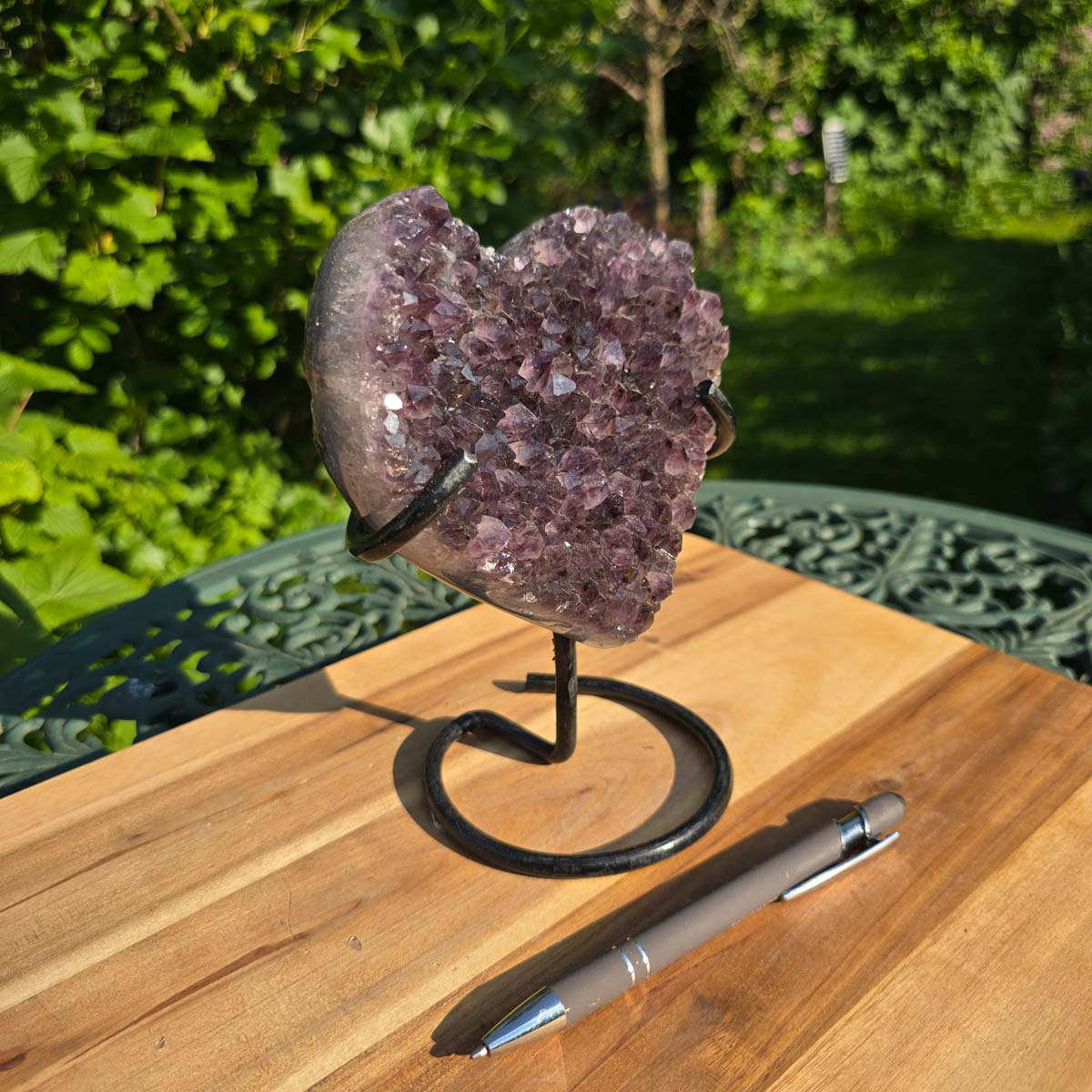Amethyst Druse Amethyst Geode in Herzform mit Metallsockel 18x15x10cm - NR-44 auf Holz-Tisch mit Stift