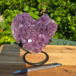 Amethyst Druse Amethyst Geode in Herzform mit Metallsockel 16x15x12cm - NR-33, glänzendes violettes Kristallkunstwerk.