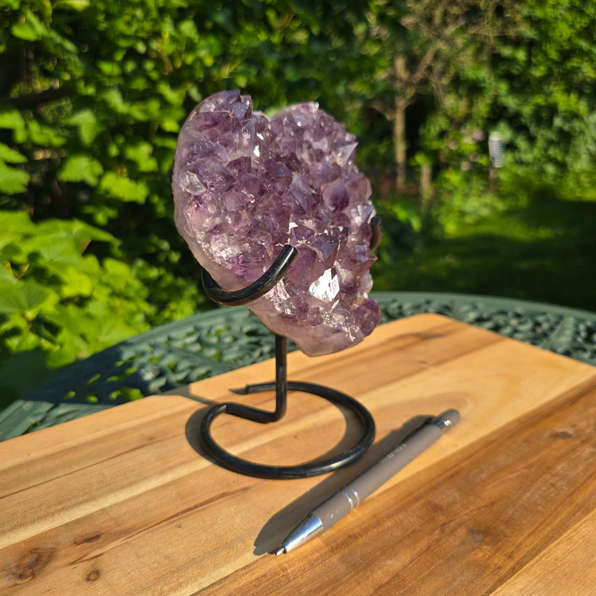 Amethyst Druse Amethyst Geode in Herzform mit Metallsockel 18x15x10cm - NR-37 auf Holzfläche mit Stift