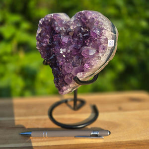 Amethyst Druse Amethyst Geode in Herzform mit Metallsockel 19x16x10cm - NR-63 auf stabiler Halterung
