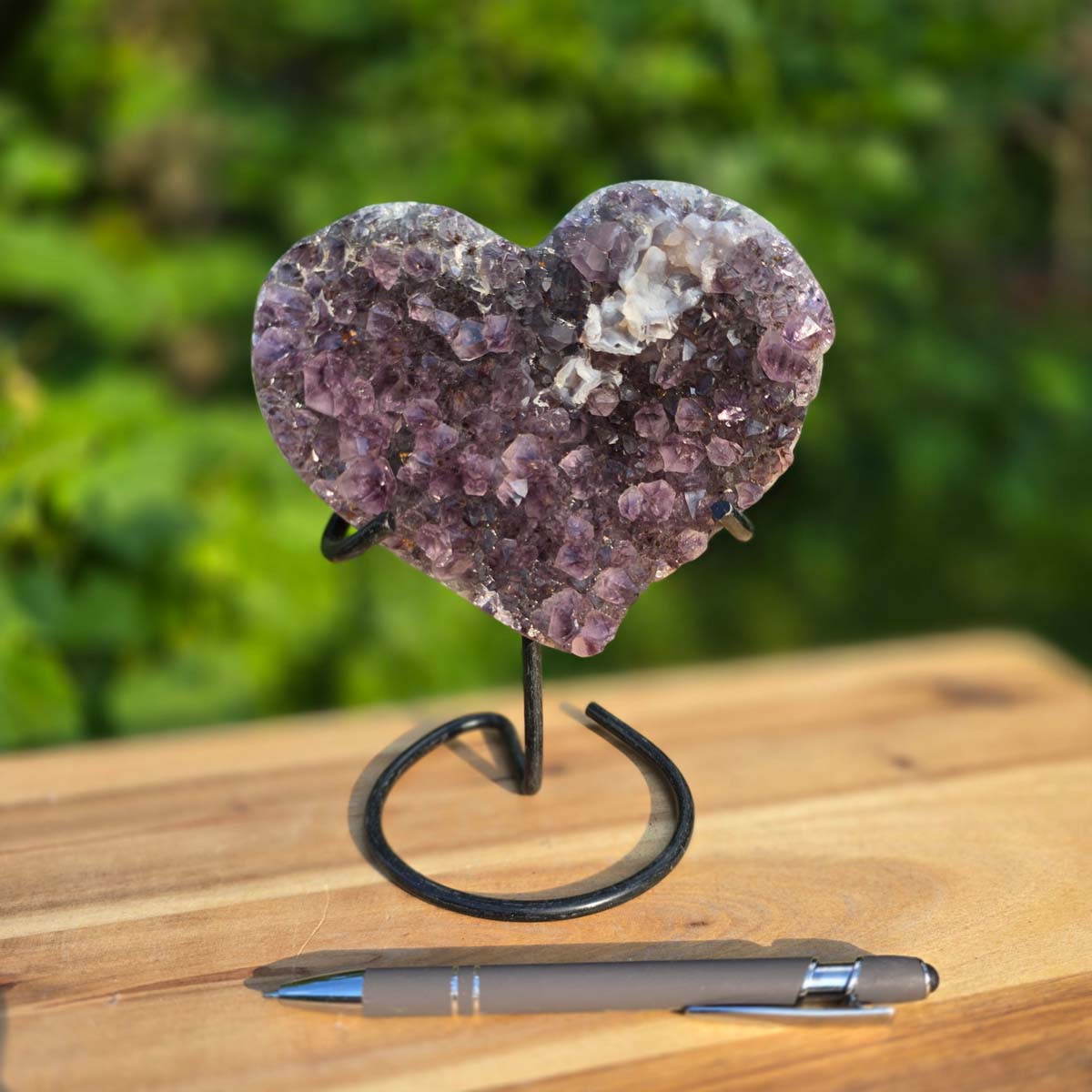 Amethyst Druse Amethyst Geode in Herzform mit Metallsockel 17x13x10cm - NR-62 auf Halterung