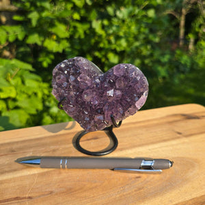 Amethyst Druse Amethyst Geode in Herzform mit Metallsockel 10x9x7cm - NR-58 auf Holzunterlage