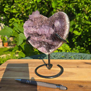 Amethyst Druse Amethyst Geode in Herzform mit Metallsockel 19x15x10cm - NR-34 auf Holzuntergrund