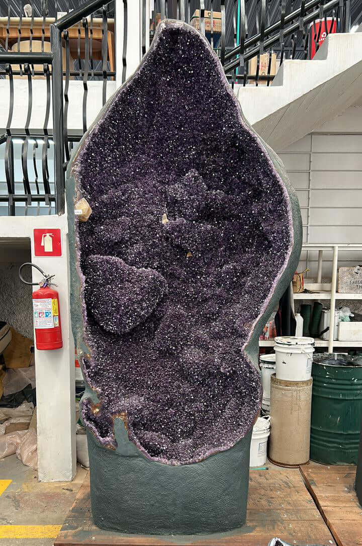 Amethyst Druse - Uruguay sehr intensive, dunkle Farbe! (AA-Qualität) Nr. 497, große Geode mit dunklem lila Kristall.