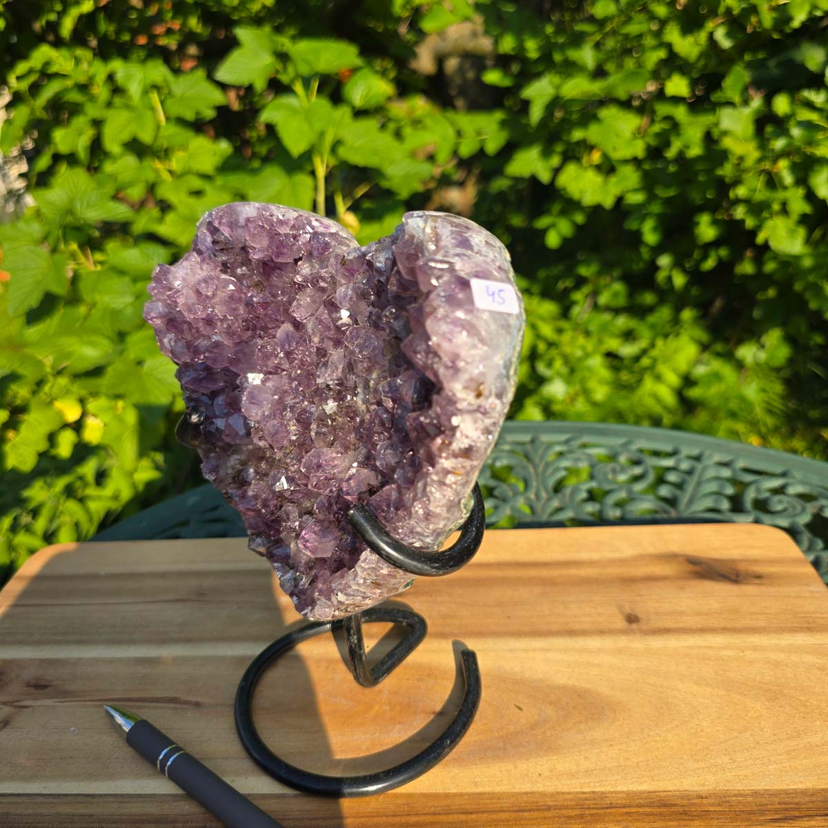 Amethyst Druse Amethyst Geode in Herzform mit Metallsockel 18x16x10cm - NR-45 auf Holzoberfläche mit Stift