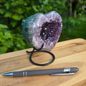 Amethyst Druse Amethyst Geode in Herzform mit Metallsockel 11x10x9cm - NR-60 auf Holzoberfläche mit Stift