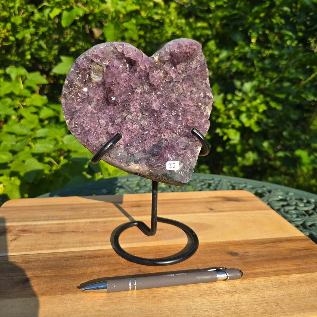 Amethyst Druse Amethyst Geode in Herzform mit Metallsockel 22x18x10cm - NR-32 auf Halterung