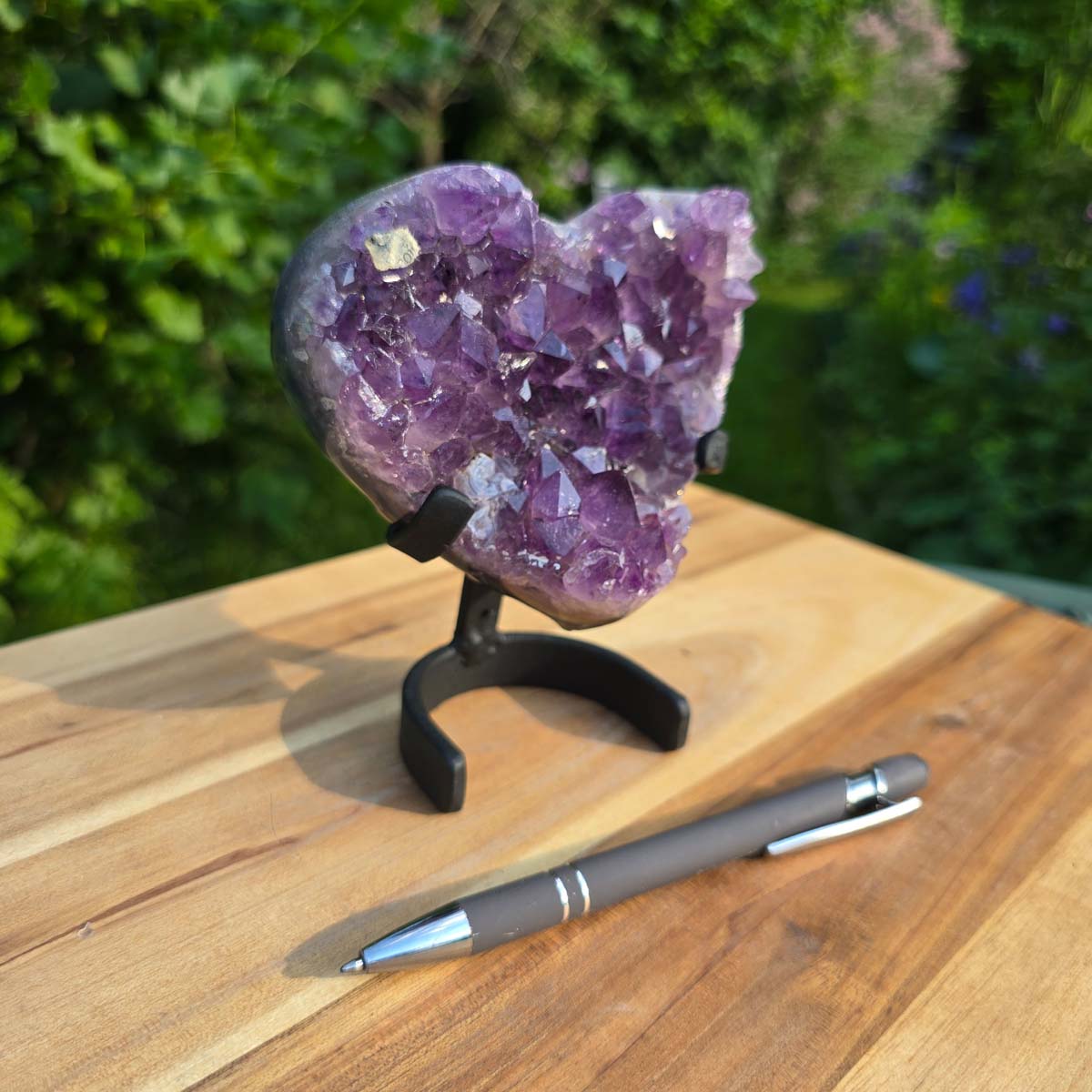 Amethyst Druse Amethyst Geode in Herzform mit Metallsockel 13x11x7cm - NR-51 auf stabiler Halterung, funkelt in lila Farbtönen.