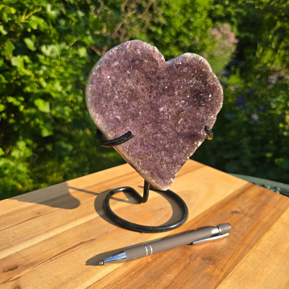 Amethyst Druse Amethyst Geode in Herzform mit Metallsockel 18x14x10cm - NR-54 auf Holzständer