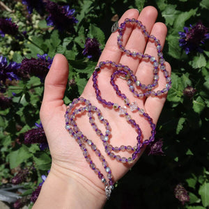 Amethyst mit Prehnit, Labradorit und Herkimer geknüpfte Kette in der Hand, metallischer Glanz und harmonische Farben.