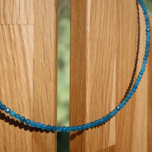 Apatit blau Kette 43cm Länge - Motivation und Antrieb - Nr. 18 auf Holzuntergrund, leuchtende blaue Facettierte Perlen.