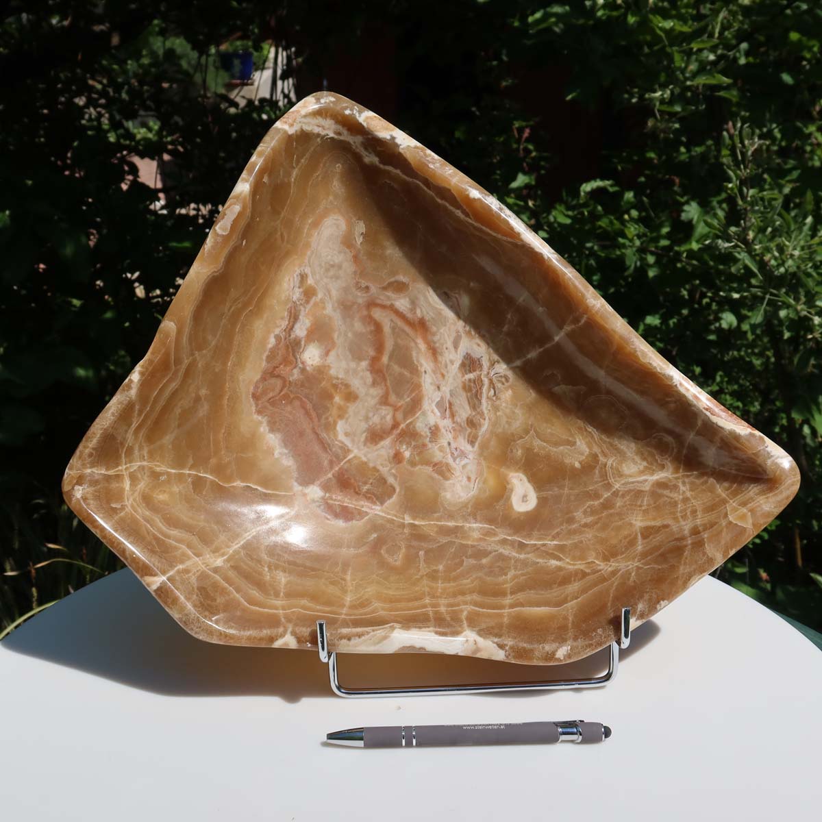 Aragonit Stein Schale - (Onyxmarmor) - 34x30cm - handgeschliffen und poliert - Nr. 63 auf einem Tisch mit grünem Hintergrund