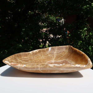 Aragonit Stein Schale - (Onyxmarmor) - 34x30cm - handgeschliffen und poliert - Nr. 63 auf weißem Hintergrund.
