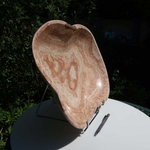 Aragonit Stein Schale - (Onyxmarmor) - 46x34cm - handgeschliffen und poliert - Nr. 62 auf einem Ständer im Freien.