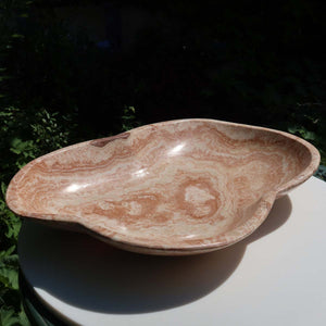 Aragonit Stein Schale - (Onyxmarmor) - 46x34cm - handgeschliffen und poliert - Nr. 62 auf einem Tisch im Freien.