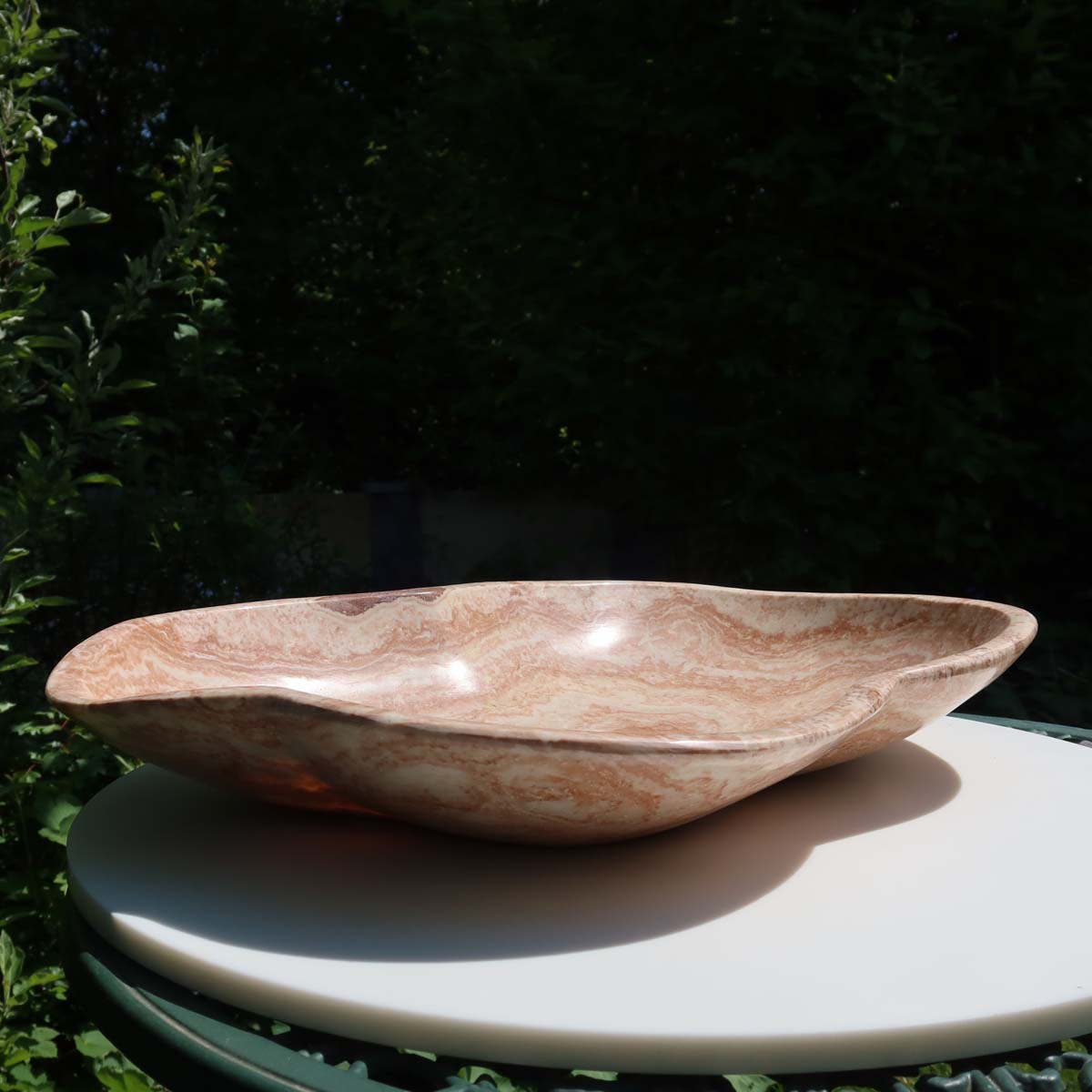 Aragonit Stein Schale - (Onyxmarmor) - 46x34cm - handgeschliffen und poliert - Nr. 62 auf Tisch im Freien