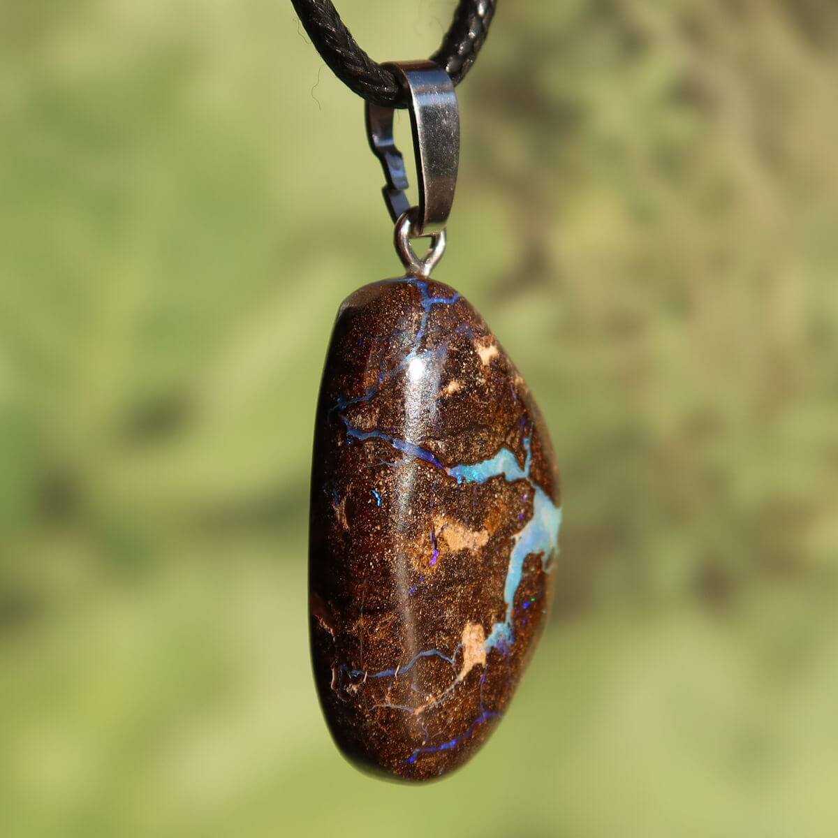Boulder Opal Anhänger mit handgeschliffenem, einzigartigem Muster, das Positivität und Freude ausdrückt.