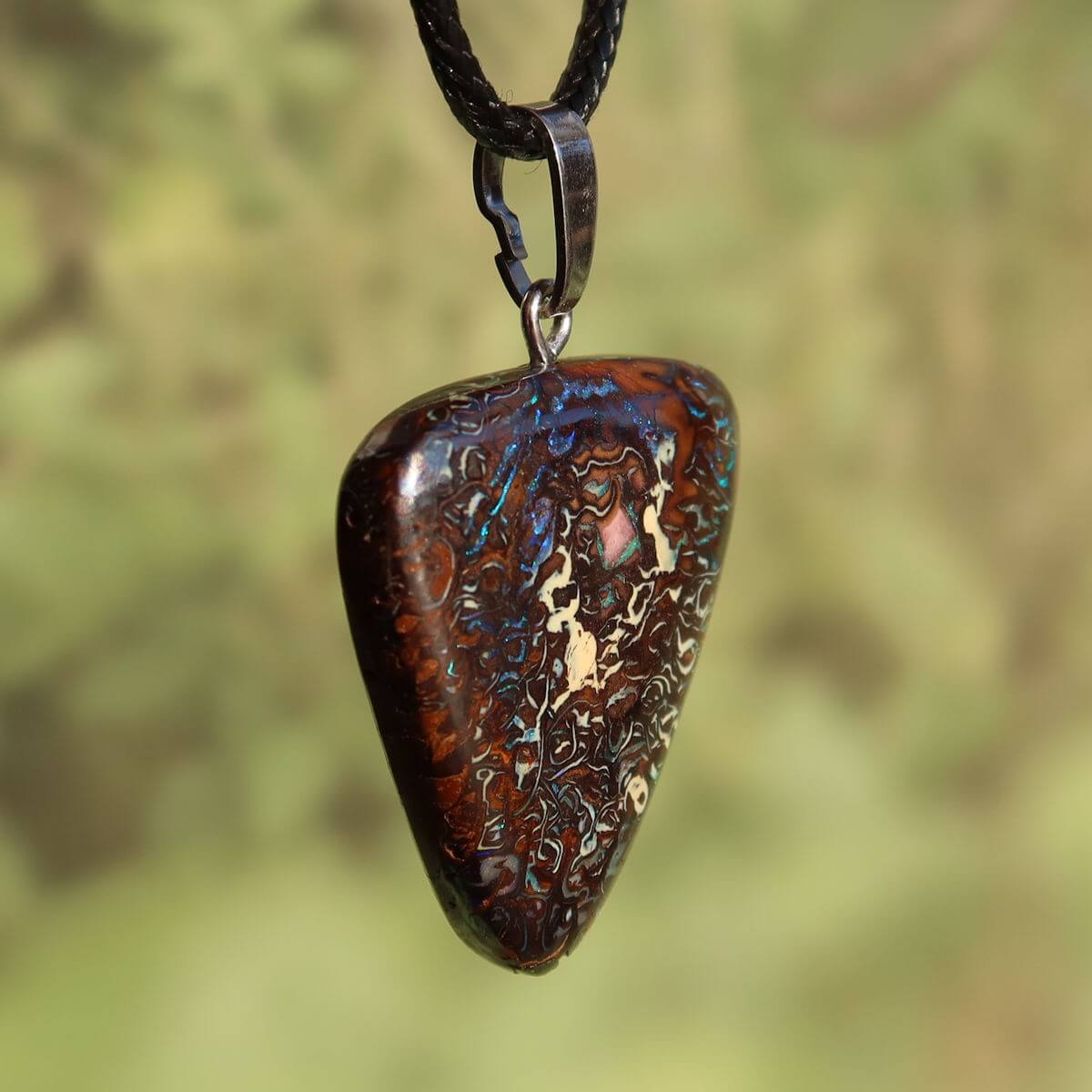 Boulder Opal Anhänger - Positivität und Freude - Nr. 45 mit individueller Musterung und Silberöse