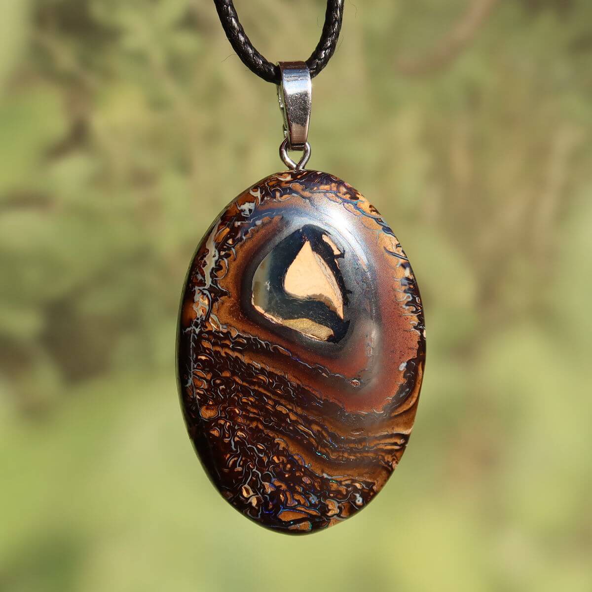 Boulder Opal Anhänger - Positivität und Freude - Nr. 44, handgeschliffener Stein mit einzigartigen Mustern und echter Silberöse