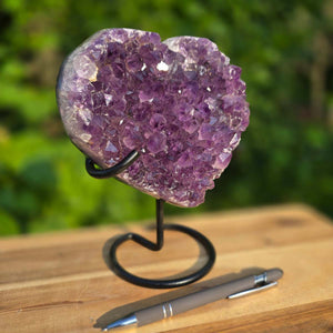 Amethyst Druse Amethyst Geode in Herzform mit Metallsockel 19x16x10cm - NR-63 auf Holzuntergrund mit Stift