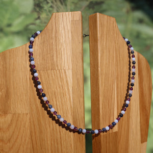 Chalcedon, Amethyst und Sodalith Kette - Selbstvertrauen und Harmonie - Nr. 28 auf Holzständer präsentiert.