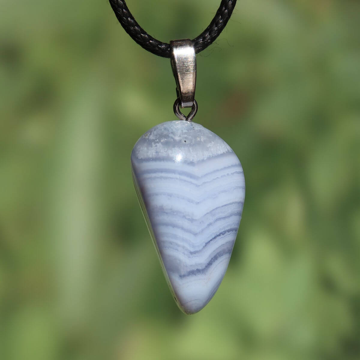 Chalcedon blau gebändert Anhänger - Ausdruck und Kommunikation - Unikat Nr. 10 an einer schwarzen Schnur.