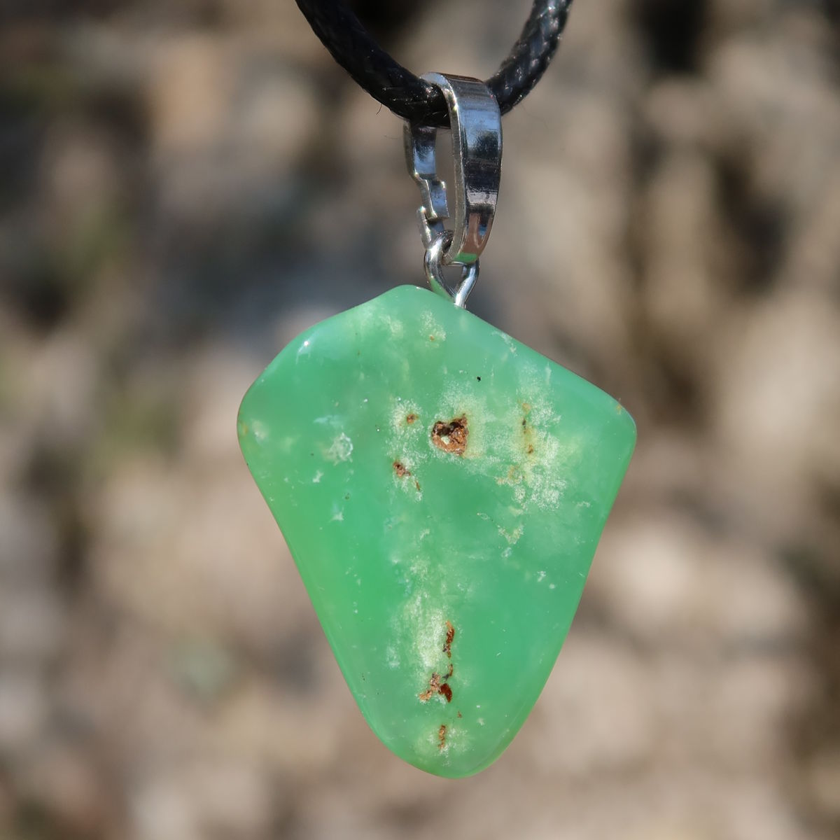 Chrysopras Anhänger - Selbstliebe und Vertrauen - Nr. 33 mit leuchtendem grünem Edelstein, zeitgemäß und elegant.