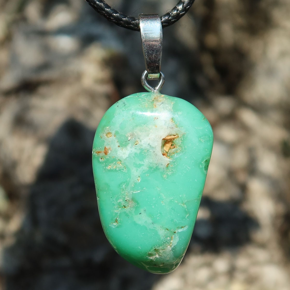 Chrysopras Anhänger - Selbstliebe und Vertrauen - Nr. 50, leuchtend grüner Edelstein mit Silberöse.