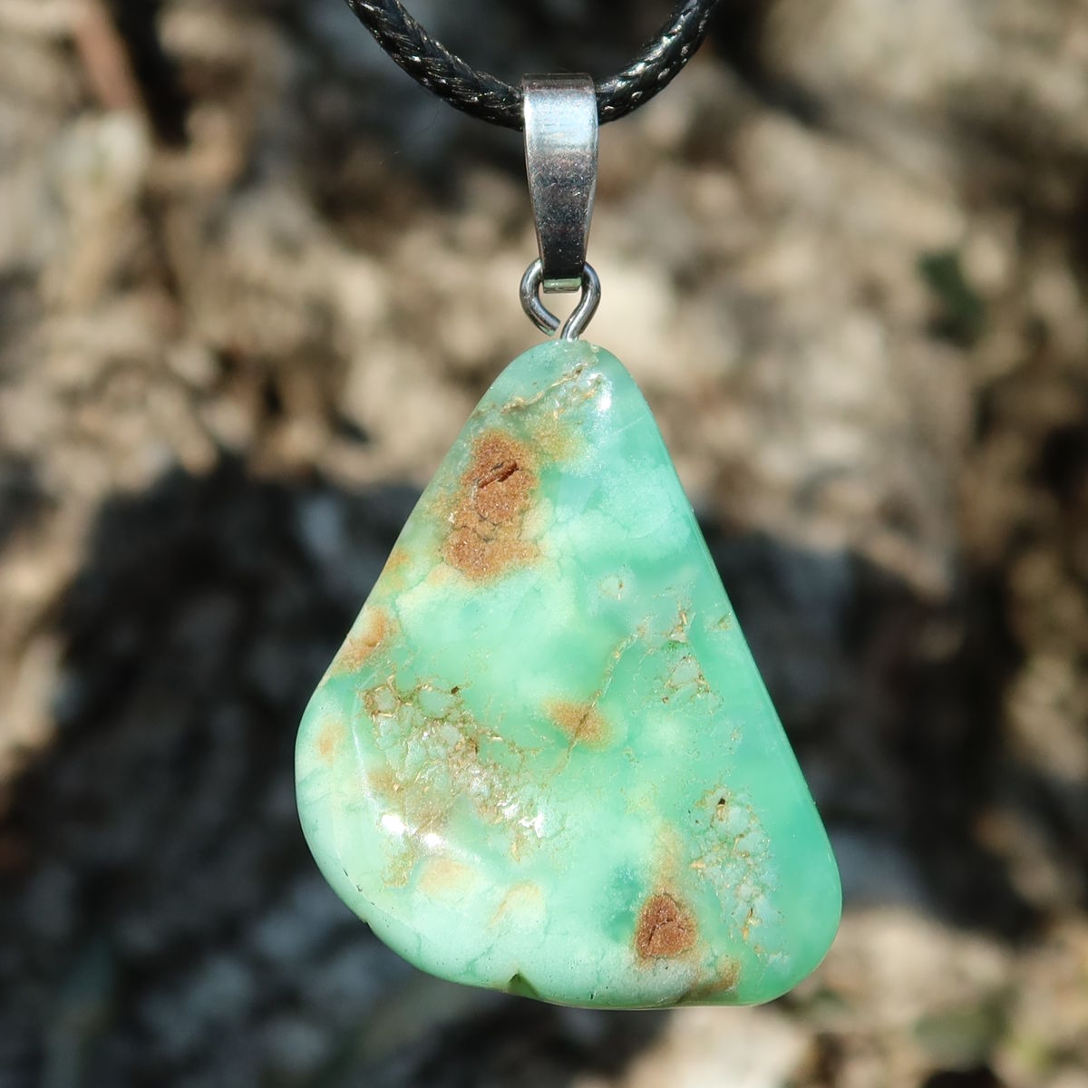 Chrysopras Anhänger - Selbstliebe und Vertrauen - Nr. 54, leuchtend und frisch mit natürlicher Ausstrahlung.