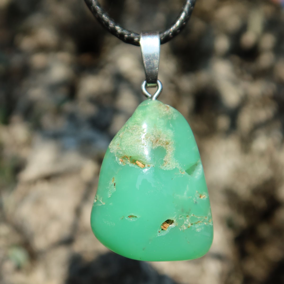 Chrysopras Anhänger - Selbstliebe und Vertrauen - Nr. 39, leuchtend grüner Edelstein mit Silberöse.