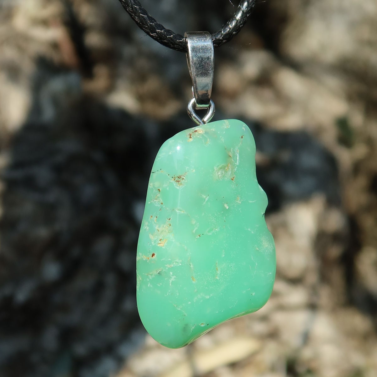Chrysopras Anhänger - Selbstliebe und Vertrauen - Nr. 51 in leuchtendem Grün, modern und frisch.