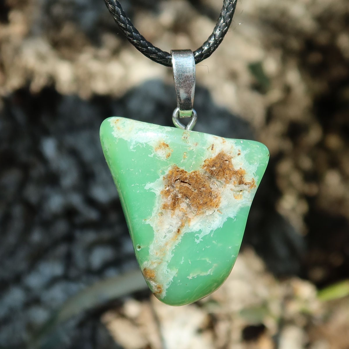 Chrysopras Anhänger - Selbstliebe und Vertrauen - Nr. 52 mit intensiver grüner Farbe und natürlicher Ausstrahlung.