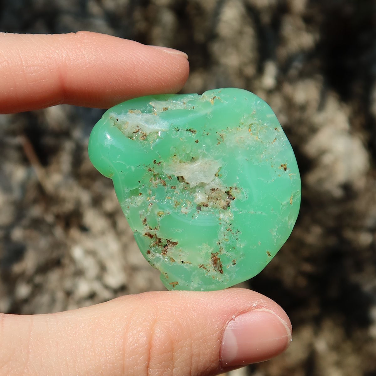 Chrysopras Handschmeichler - Selbstliebe und Vertrauen - Nr. 3 in leuchtendem Grün, natürlich und beruhigend.