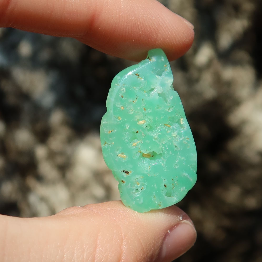 Chrysopras Handschmeichler - Selbstliebe und Vertrauen - Nr. 10 in leuchtendem Grün und natürlicher Ausstrahlung.