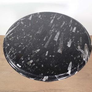 Couchtisch mit Orthoceras und Ammoniten - Fossilien Naturstein - Nr.7, runder schwarzer Tisch mit fossilen Einlagen.