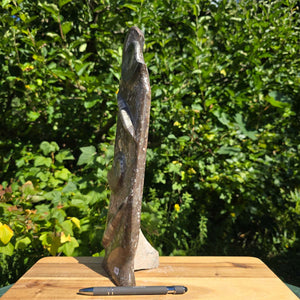 Dekorative handgefertigte Steinskulptur mit Ammoniten und Orthoceras (Fossilien) – 40x10x8cm - Nr. 64
