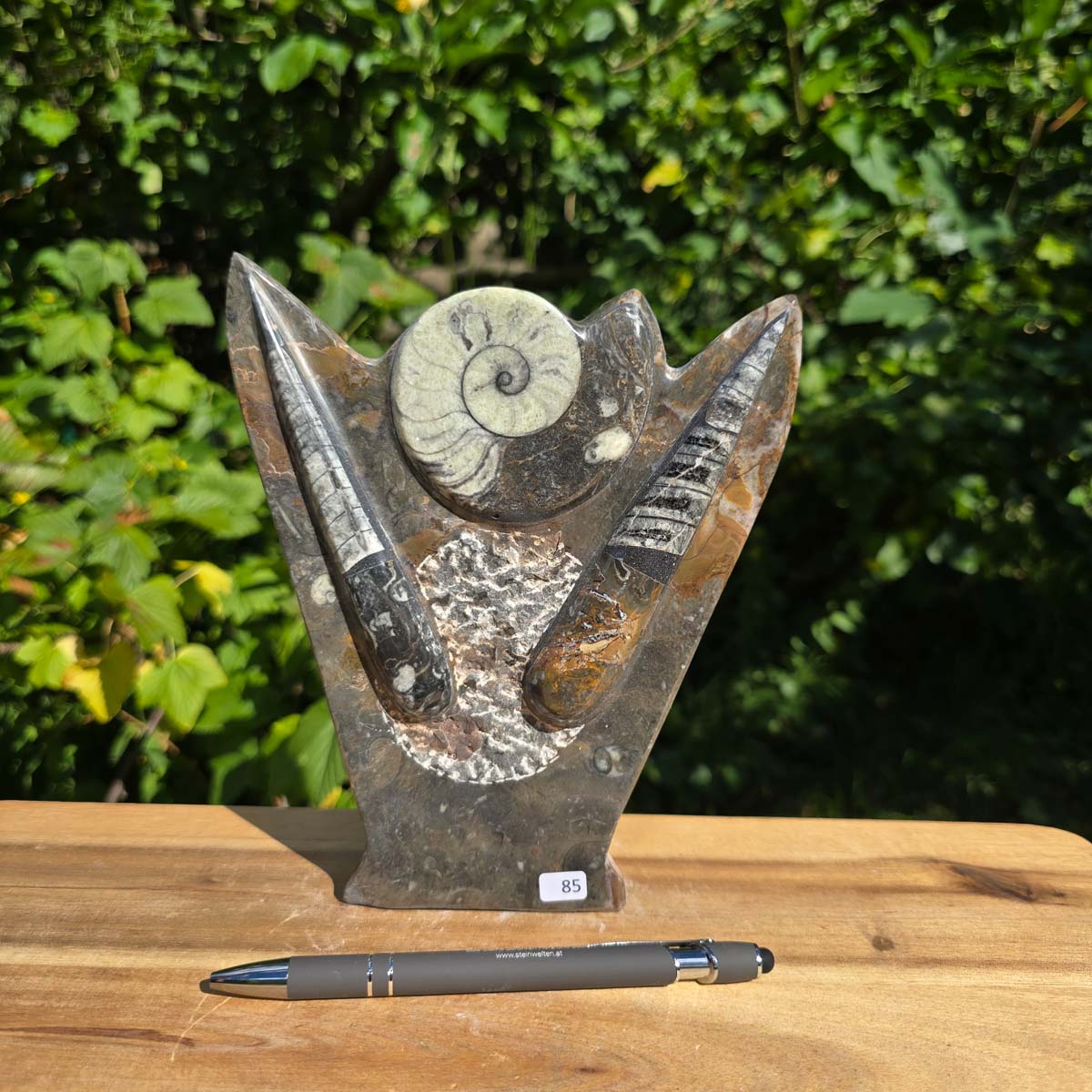 Dekorative handgefertigte Steinskulptur mit Ammoniten und Orthoceren (Fossilien) – 18x16x5cm - Nr. 85