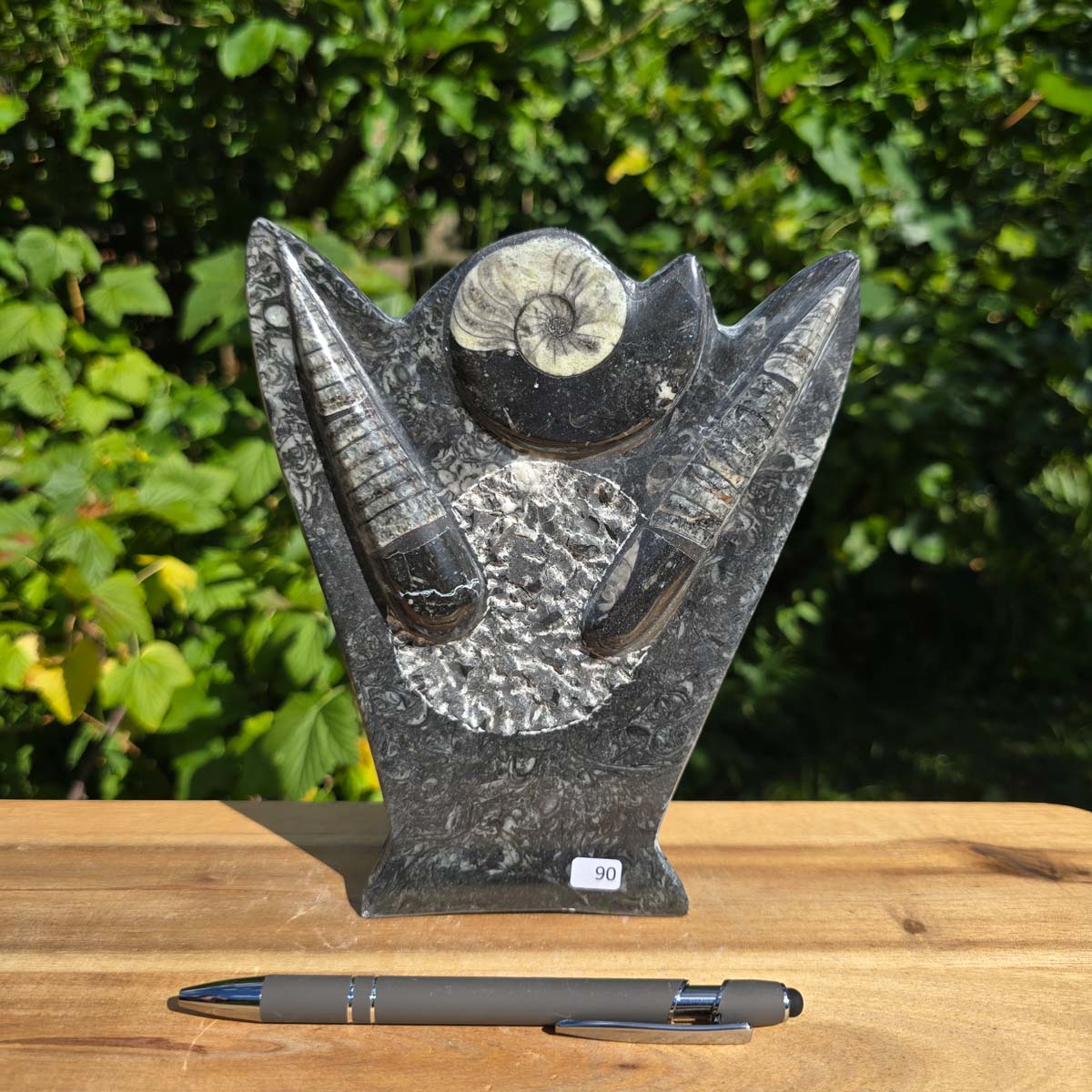 Dekorative handgefertigte Steinskulptur mit Ammoniten und Orthoceren (Fossilien) – 18x16x5cm - Nr. 90