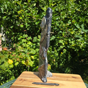 Dekorative handgefertigte Steinskulptur mit Ammoniten und Orthoceren (Fossilien) – 40x10x8cm - Nr. 75 in natürlicher Umgebung.