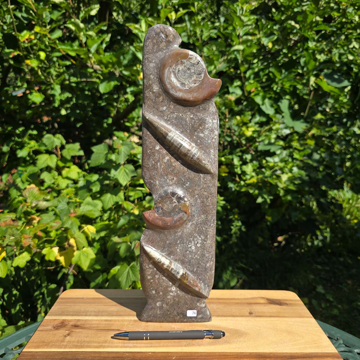 Dekorative handgefertigte Steinskulptur mit Ammoniten und Orthoceren (Fossilien) – 40x10x8cm - Nr. 76 in der Natur.