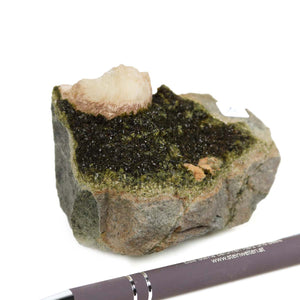Epidot Kristall mit Prehnit aus Marokko, 9x4x6 cm, für Sammler. Seltene Mineralien auf rauem Stein, natürliche Struktur ohne Bearbeitung.