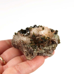 Hand holding a raw Epidot Quarz Kristall with Bergkristall Spitzen from Morocco, perfect for mineral collectors. Mineralien kaufen.