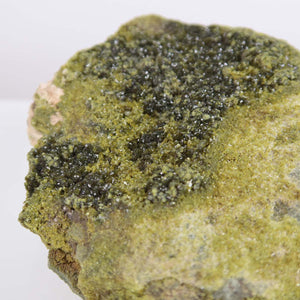 Epidot Kristall Stufe aus Marokko, 15x11x7 cm, naturbelassenes Sammlerstück, mineralreich, perfekt für Erholung und Regeneration.