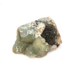 Epidot Kristall mit Prehnit aus Marokko, 8x7x4 cm, unverarbeitet und naturbelassen, für Sammler und Liebhaber von Mineralien.