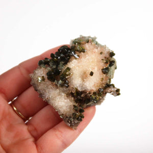 Epidot Quarz Kristall mit Bergkristall Spitzen, 6x5x2 cm, handgehalten, ideal für Mineralien Sammler. Mineralien kaufen & entdecken.