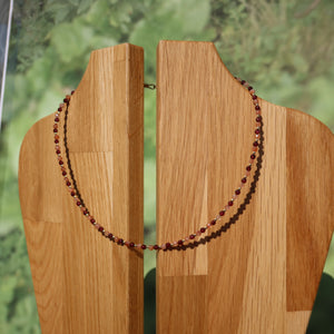 Granat mit Sonnenstein Edelsteinkette - Optimismus und Stabilität - Nr. 17 auf Holzdisplay.