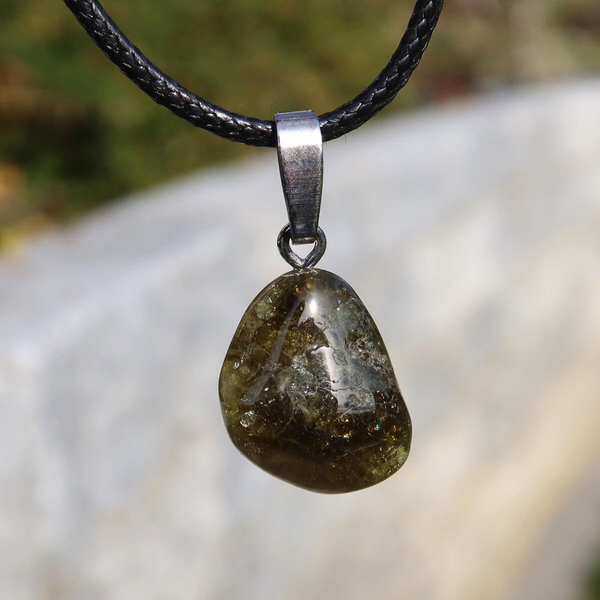 Grossular grüner Granat Anhänger - Regeneration und Erholung - Nr. 11 mit natürlichen Einschlüssen und feinen Farbverläufen
