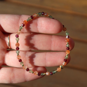 Handgefertigtes Edelsteinarmband mit Granat, Sonnenstein & Apatit grün